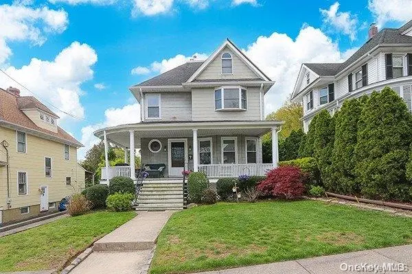 11 Capitol Heights RD, Oyster Bay, NY 11771