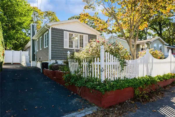 90 Eastview RD, Ronkonkoma, NY 11779