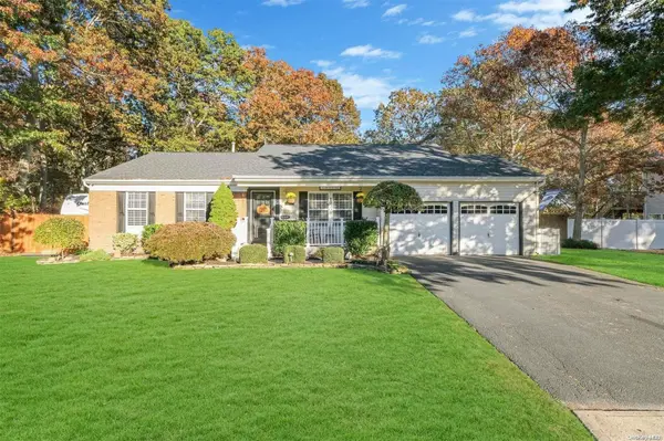 29 Chardonnay DR, Coram, NY 11727