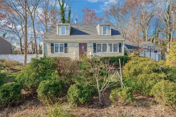 22 White Oak DR, Smithtown, NY 11787