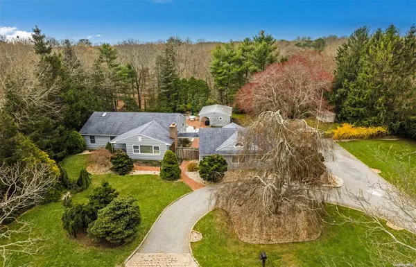 25 Squires AVE, East Quogue, NY 11942