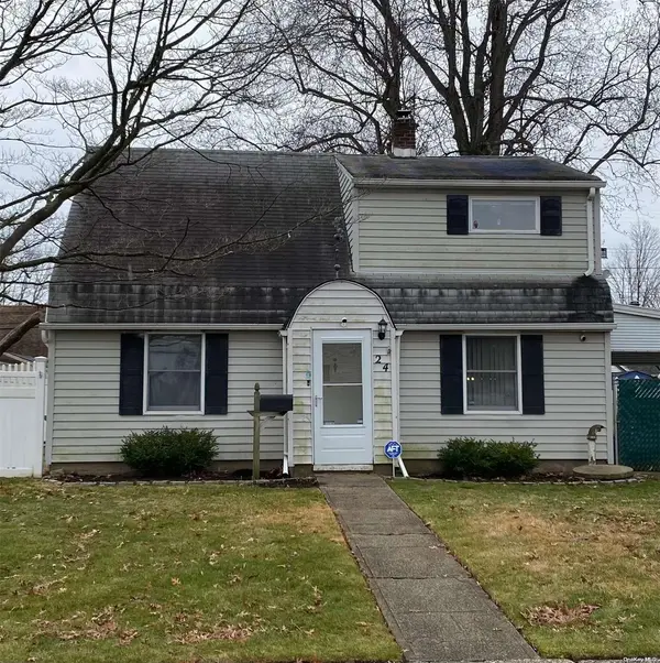 24 Clover LN, Levittown, NY 11756