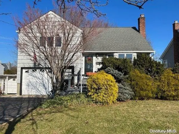 13 Northgate RD, Massapequa Park, NY 11762