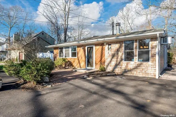 17 Sawyer ST, Mastic, NY 11950