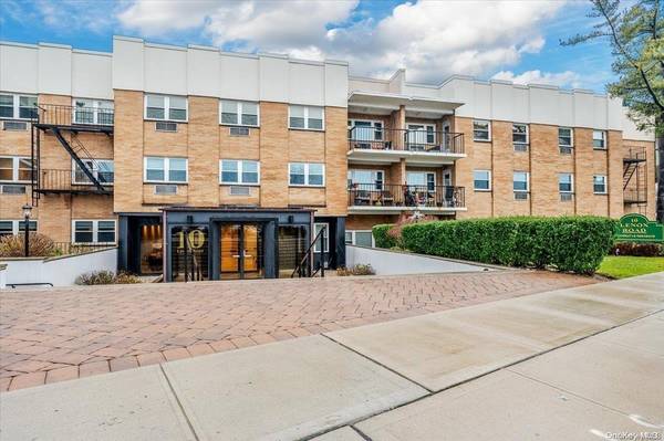 10 Lenox RD #3-N, Rockville Centre, NY 11570