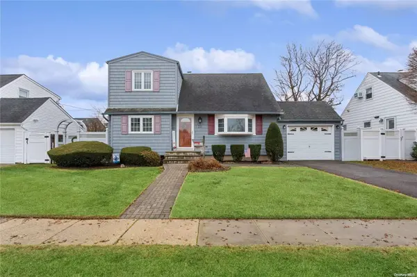 21 Woodcrest RD, Hicksville, NY 11801
