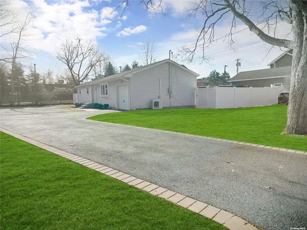 10 N Washington AVE, Centereach, NY 11720