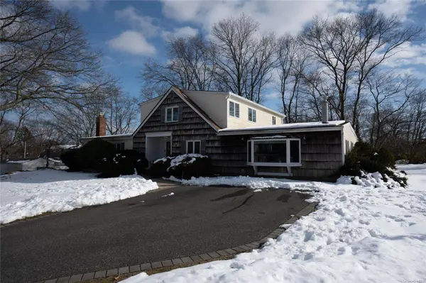 4 Campus LN, Ronkonkoma, NY 11779
