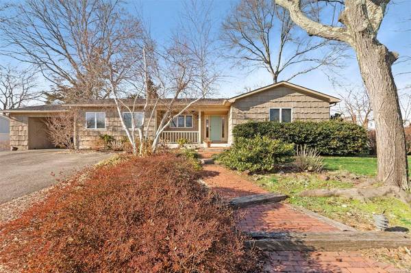 21 Griggs DR, Greenlawn, NY 11740