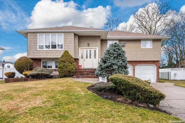5 Farmstead RD, Commack, NY 11725