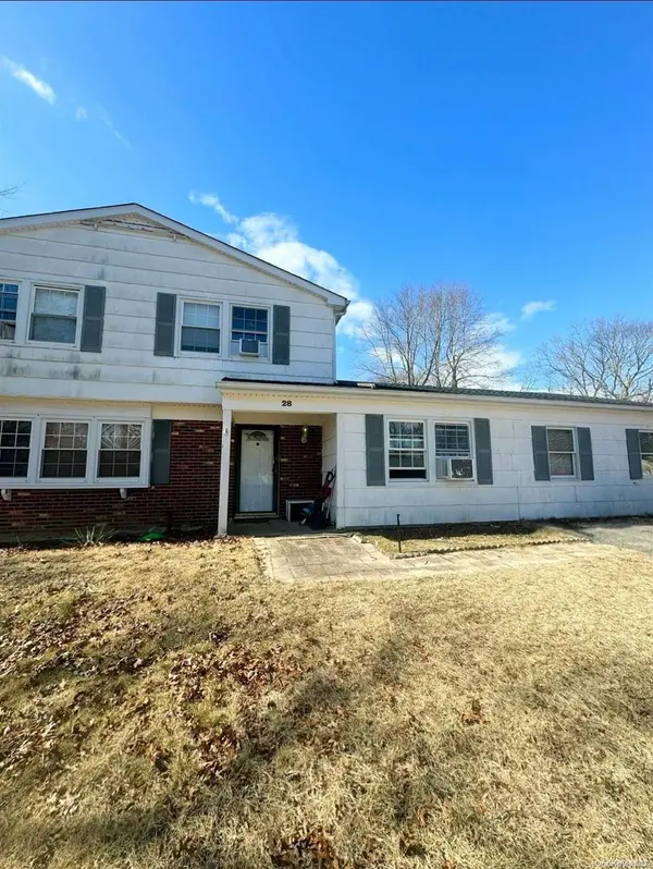 28 Westbrook RD, Coram, NY 11727