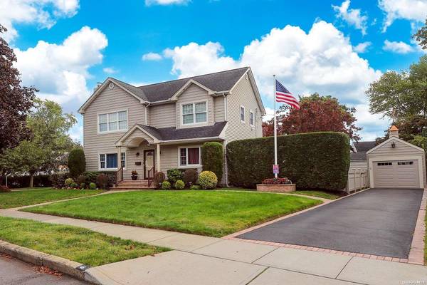 46 Briarcliff DR, Merrick, NY 11566