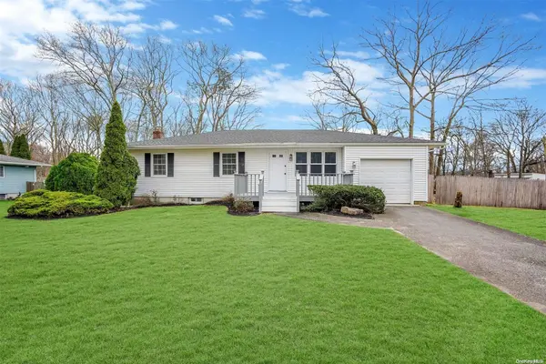 8 Stratler DR, Shirley, NY 11967