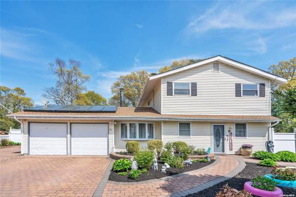 31 Milford DR, Central Islip, NY 11722