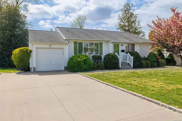 16 Retta LN, Commack, NY 11725