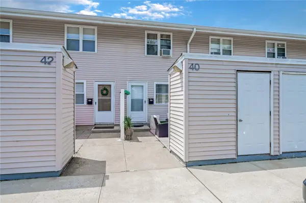 40 Townhouse RD #40, Huntington Station, NY 11746