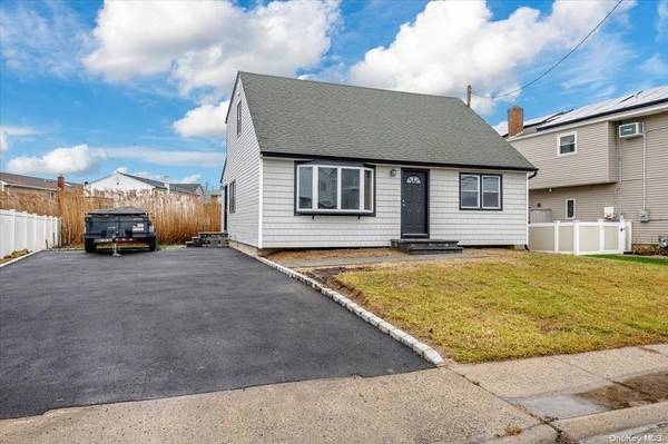 831 Atlantic ST, Lindenhurst, NY 11757