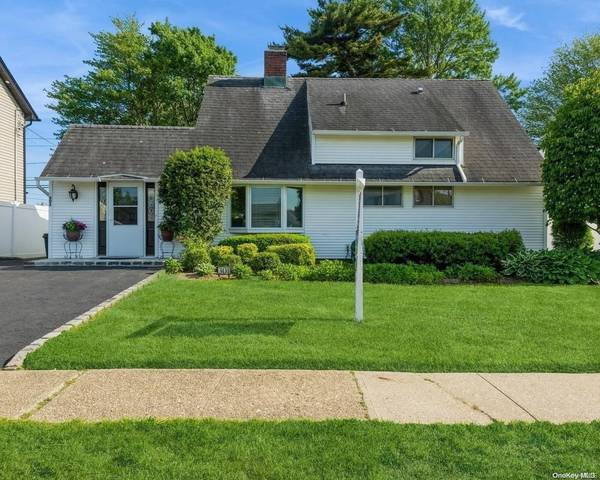 301 Elm DR, Levittown, NY 11756