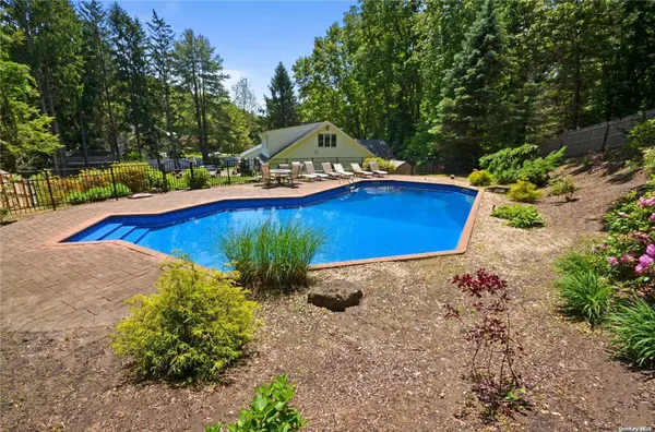 4 Bondsburry LN, Melville, NY 11747