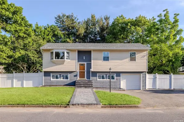 820 Stanley ST, West Islip, NY 11795