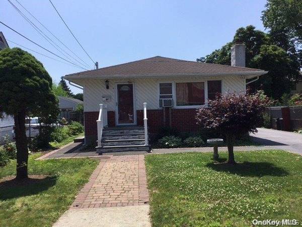 122 E 10th ST, Huntington Station, NY 11746