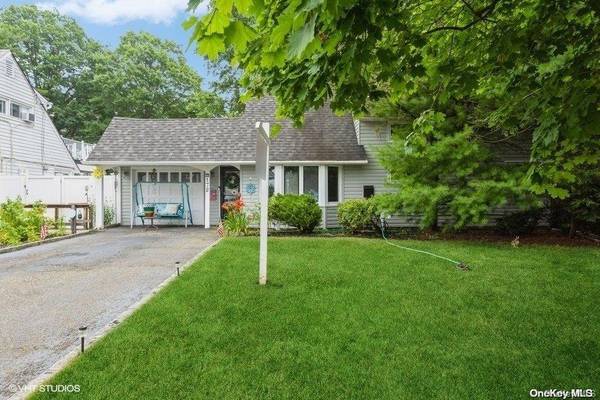172 Choir LN, Westbury, NY 11590