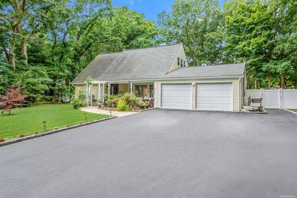 22 Shawmont LN, Stony Brook, NY 11790