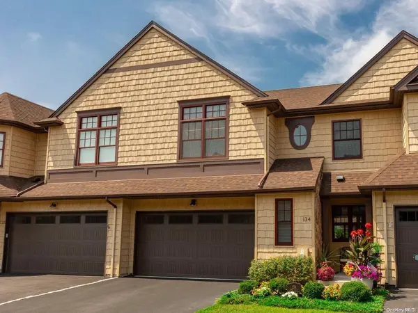 134 Jims TRL #134, Bayport, NY 11705