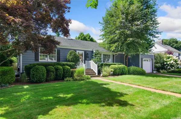 40 Seneca ST, Massapequa, NY 11758