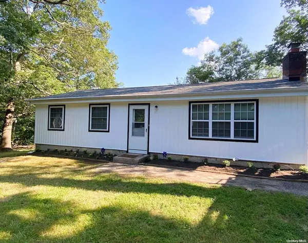 52 Maple LN, Medford, NY 11763