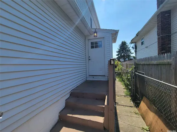 10 Parkview DR, Shirley, NY 11967