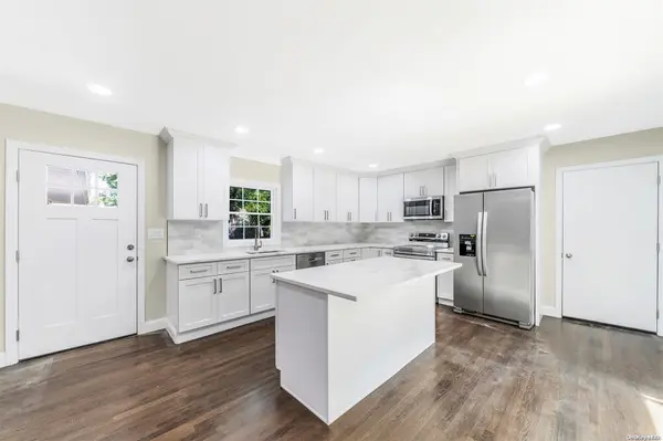 33 Beverly RD, Smithtown, NY 11787