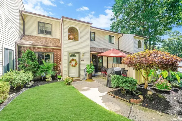 1019 Skyline DR #1019, Coram, NY 11727