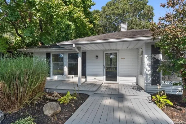 8 W End AVE, Shirley, NY 11967