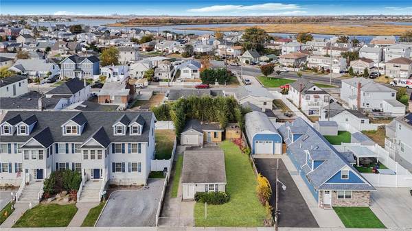 36 Kildare RD, Island Park, NY 11558