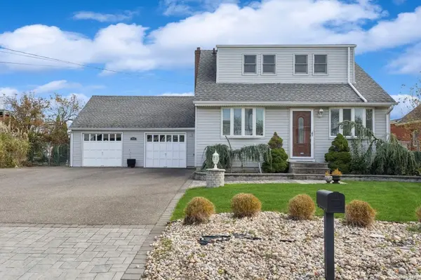 435 West DR, Copiague, NY 11726