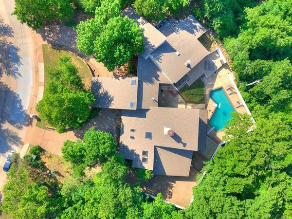 913 Oak Tree DR, Edmond, OK 73025