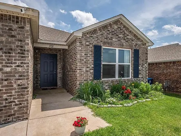 1332 Dustin DR, Edmond, OK 73003