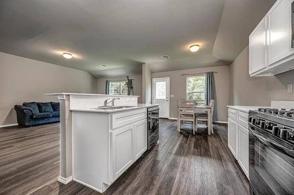 1332 Dustin DR, Edmond, OK 73003
