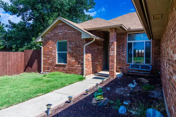 819 W Dowden DR, Mustang, OK 73064