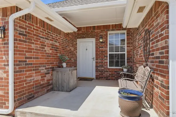 301 E Ostin TER, Mustang, OK 73064