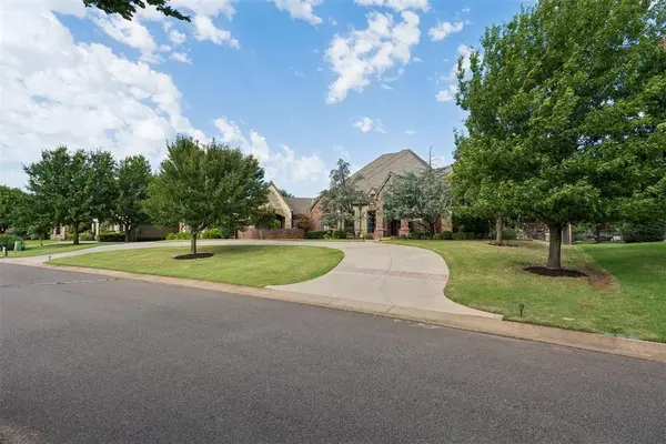 3917 Sherwood Green LN, Edmond, OK 73034