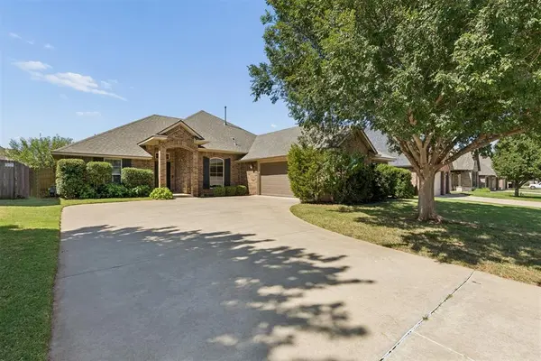 9024 NW 84th TER, Yukon, OK 73099