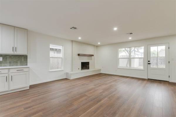 2733 Manchester DR, The Village, OK 73120