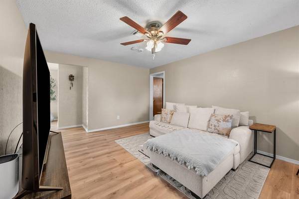 625 SW 9th ST, Moore, OK 73160