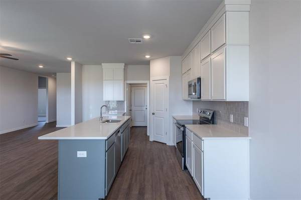 1721 Elm CIR, Tuttle, OK 73089