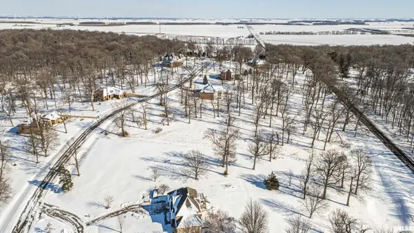 3 Governors DR, Elkhart, IL 62634