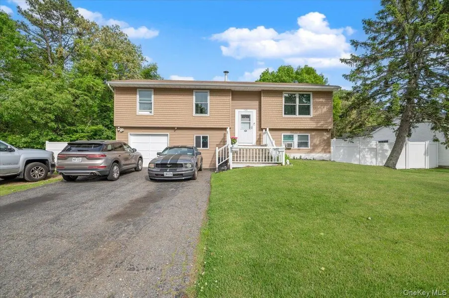 745 Greenbelt Pkwy, Holbrook, NY 11741