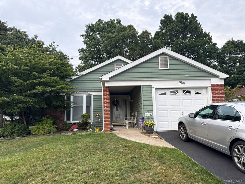 4 Lamont CT, Ridge, NY 11961