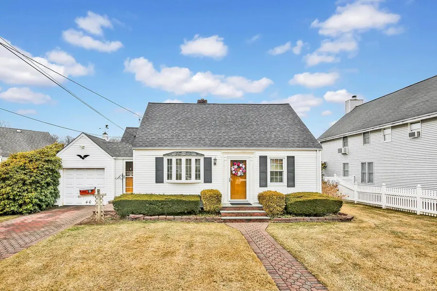 40 Walnut AVE, Farmingdale, NY 11735